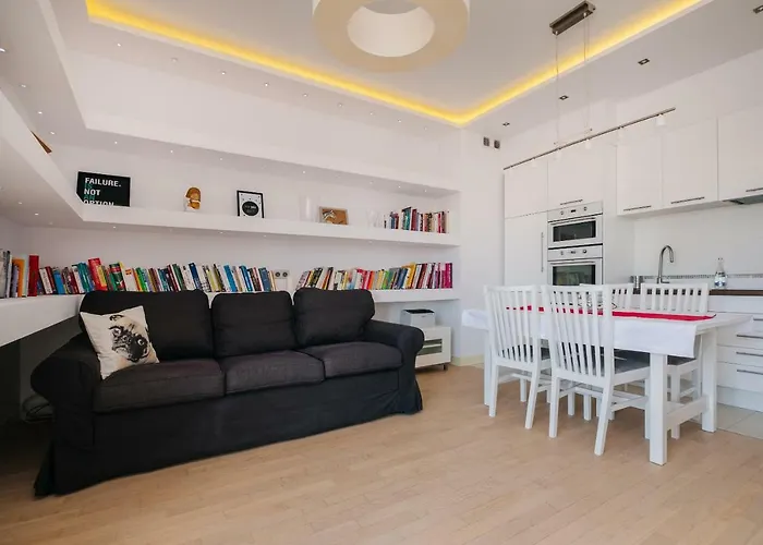 Modern Apartment Across The Ponds
