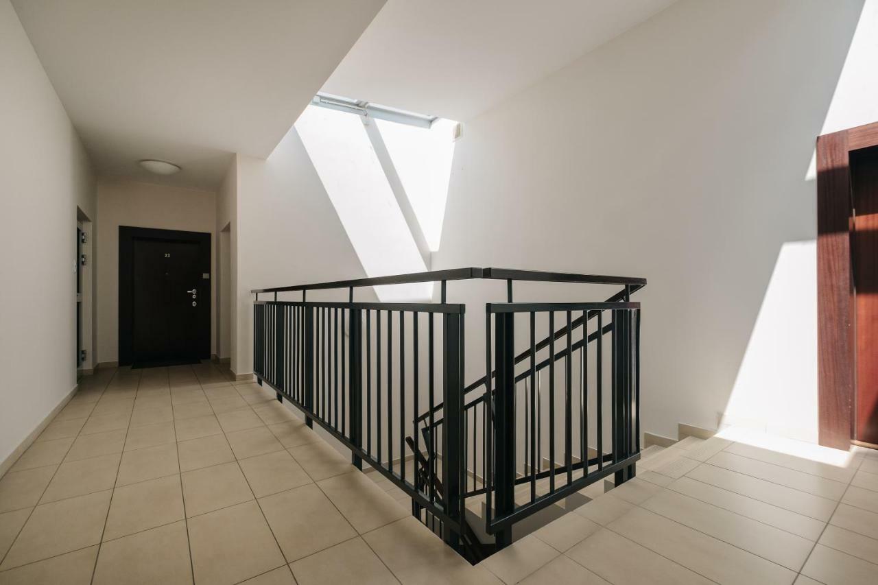 Modern Across The Ponds Apartment Warschau