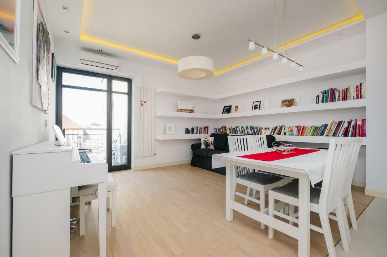 Modern Across The Ponds Apartment Warschau